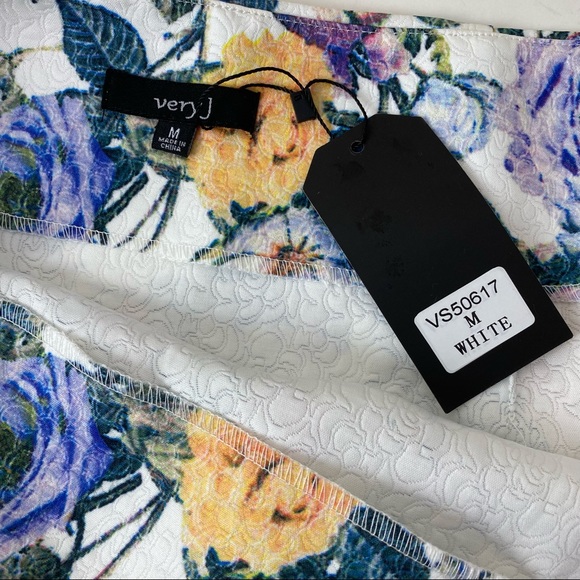 Very J Floral Scalloped Edge Mini Skirt. Size: Medium - Picture 5 of 9